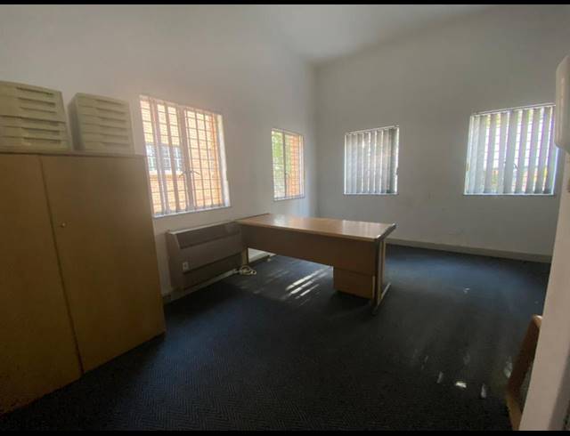 400M² WAREHOUSE TO LET IN EASTGATE